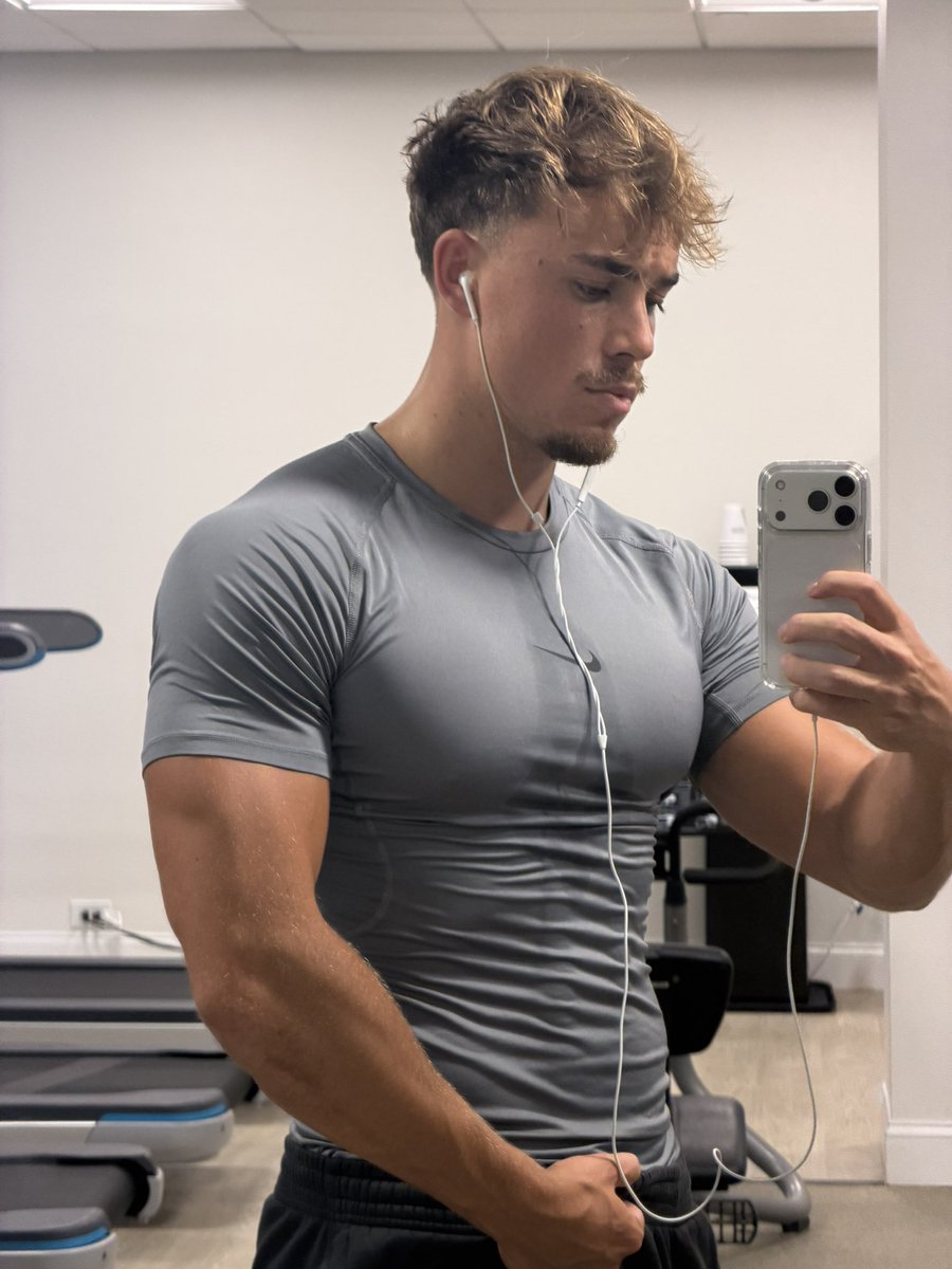masterchad17's tweet photo. When do you think your addiction to me will end? I’ll go first: never lol https://t.co/zXnK9kEFft