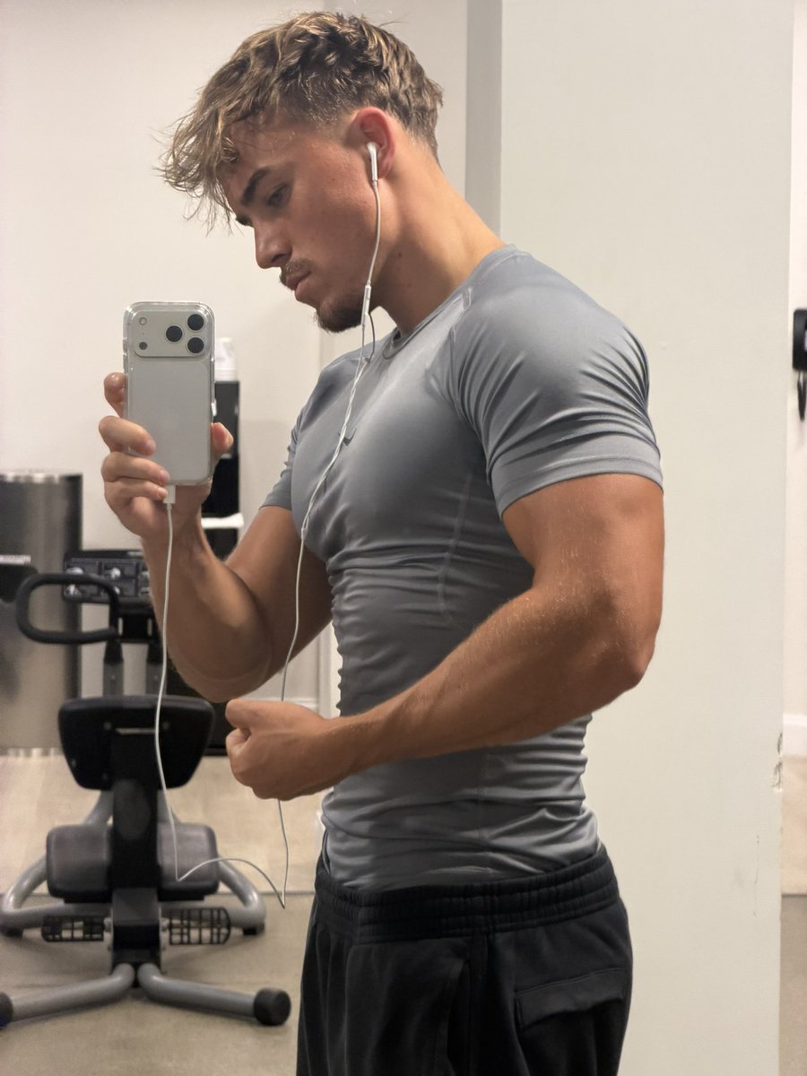 masterchad17's tweet photo. When do you think your addiction to me will end? I’ll go first: never lol https://t.co/zXnK9kEFft