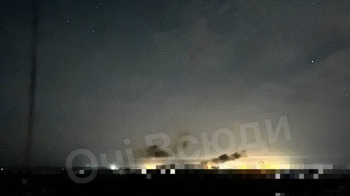 DOGDEGA's tweet photo. 🇷🇺💥🇺🇦 #AHORA: 20 misiles balísticos rusos acaban de impactar en varias ciudades ucranianas.

La imágen a continuación muestra un almacén en llamas en Kiev tras un ataque con misil.

El video muestra el momento en que otro misil balístico impactó en la ciudad de Dnipropetrovsk... https://t.co/GvDli88T8E