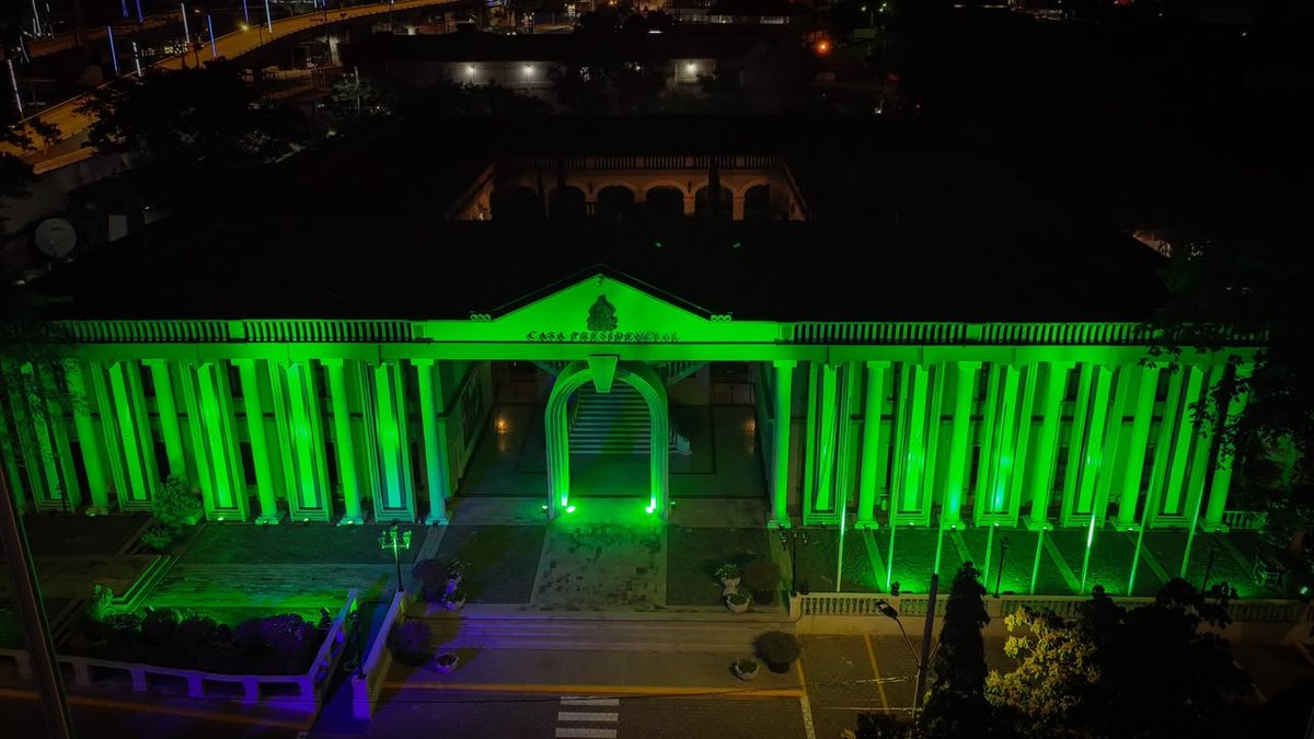 televisur's tweet photo. Casa Presidencial se iluminó de verde al sumarse a la campaña Visibles 2026, impulsada por Prepace, para promover la inclusión y los derechos de las personas con parálisis cerebral. Bajo el lema “Octubre no es un Día, es Todo un Mes”. 💚🇭🇳 https://t.co/xGNUT59rPw