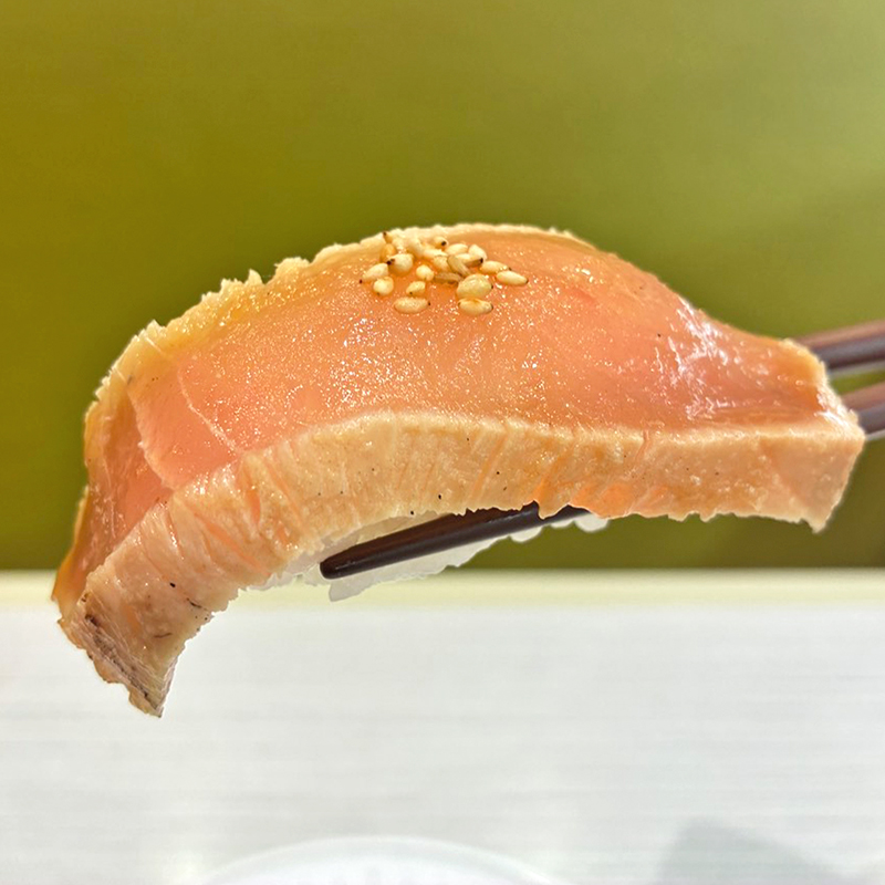 hamasushi_jp's tweet photo. 「大切り直火焼きびんちょう（大葉にんにく風味）」が
100円（税込110円）💯

大葉の爽やかな風味とにんにくが香る醤油で仕上げた、食欲をそそる一品です⭐