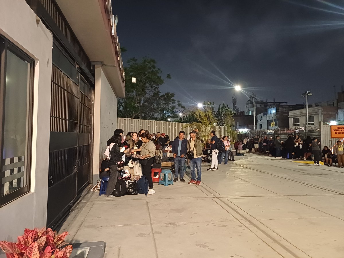 ale_lvs7's tweet photo. A LAS 9:00PM ASÍ SE VA VIENDO LA FILA PARA EL INGRESO A CAMPO C https://t.co/b1wtc4wxQT