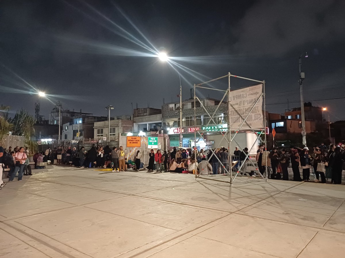 ale_lvs7's tweet photo. A LAS 9:00PM ASÍ SE VA VIENDO LA FILA PARA EL INGRESO A CAMPO C https://t.co/b1wtc4wxQT