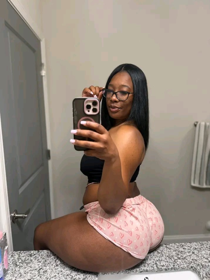 Pamelazczmm's tweet photo. Bored 🥱 https://t.co/i7tTEycmHk