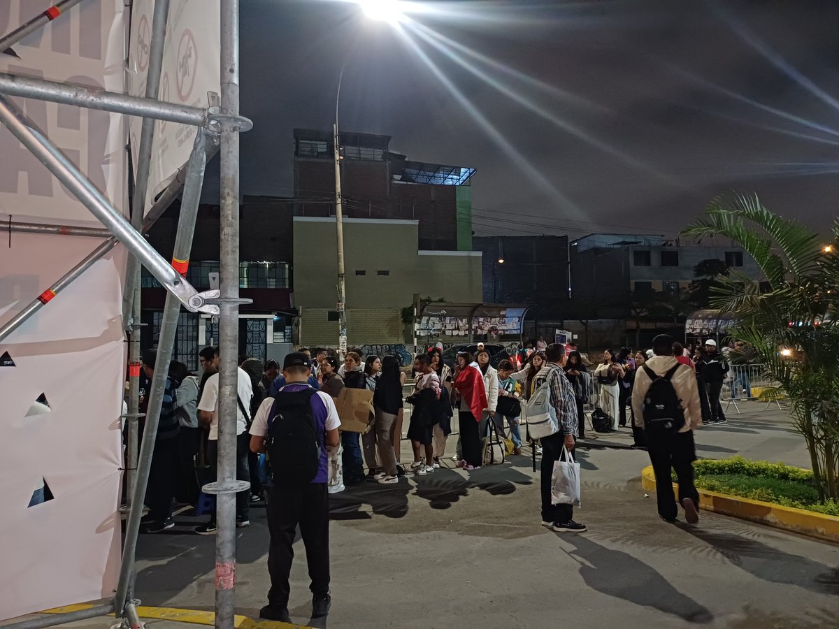 ale_lvs7's tweet photo. A LAS 9:00PM ASÍ SE VA VIENDO LA FILA PARA EL INGRESO A CAMPO C https://t.co/b1wtc4wxQT