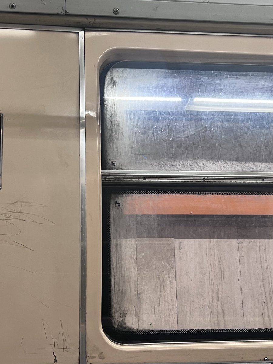 MaripiV's tweet photo. @MetroCDMX su ayuda para la limpieza de las ventanas del vagón M.0156 de la línea 7 anexo evidencia. No se han lavado en años. Gracias por su ayuda @AdrianRubalcava https://t.co/sBbY9dRXyA