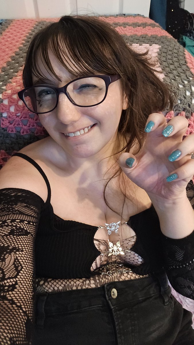 SketchyLadyy's tweet photo. Spooky girl outfit~ 🖤 https://t.co/cB1iLaSVMo