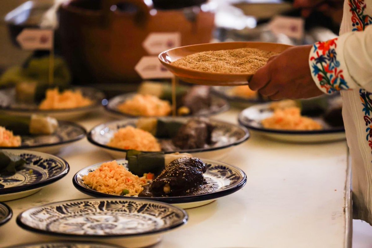 armentapuebla_'s tweet photo. Esta tarde celebramos al mole poblano, orgullo de nuestra tierra y de nuestras cocineras tradicionales.🥘🍴🤎 https://t.co/qHApjDMLEx