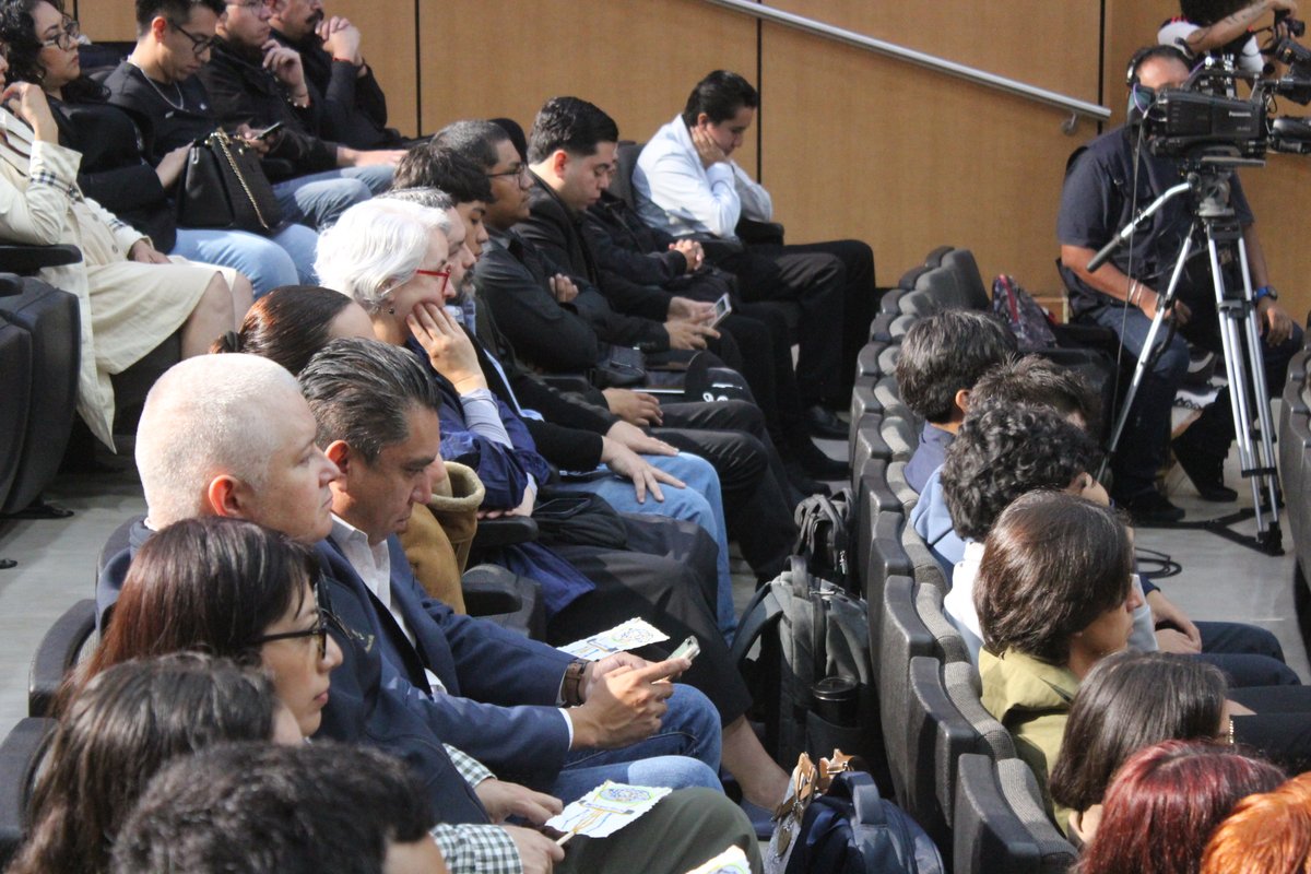 Comunidad_UNAM's tweet photo. ¡Así se vivió la inauguración de la Gran Final de la 6.ª edición del #ClimatónUNAM!
La comunidad universitaria se reunió para dar inicio a este encuentro, en el que 17 equipos finalistas presentan sus propuestas ante la emergencia climática.
#ComunidadUNAM #ComunidadSustentable https://t.co/ET4Rviwezx