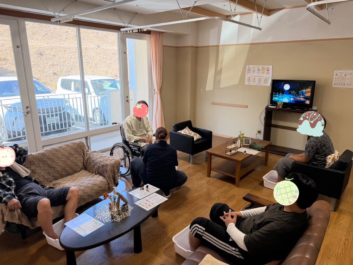 akiyama_hp's tweet photo. 9月のアロマタイムの活動報告です🌿
今月より参加いただいた方々のアンケート結果を踏まえ、月２回の開催となりました✨
リピートして参加してくださる方々や初参加の方々、それぞれお好きなアロマオイルを選んで足浴をスタート

香りを楽しんだり
瞑想をしたり
談笑したりと
思い思いのひとときを…✨ https://t.co/fMcB6lyywt