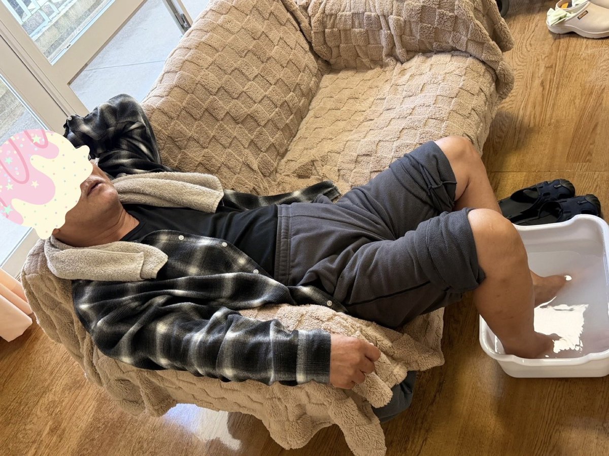 akiyama_hp's tweet photo. 9月のアロマタイムの活動報告です🌿
今月より参加いただいた方々のアンケート結果を踏まえ、月２回の開催となりました✨
リピートして参加してくださる方々や初参加の方々、それぞれお好きなアロマオイルを選んで足浴をスタート

香りを楽しんだり
瞑想をしたり
談笑したりと
思い思いのひとときを…✨ https://t.co/fMcB6lyywt