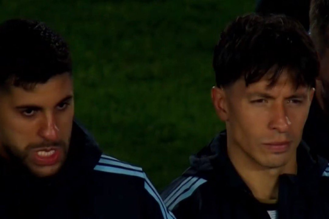 mikewaykicks's tweet photo. 📸 - CUTI ROMERO AND LISANDRO MARTINEZ ARE EMOTIONAL DURING MESSI'S SPEECH. https://t.co/m13ti50JrQ