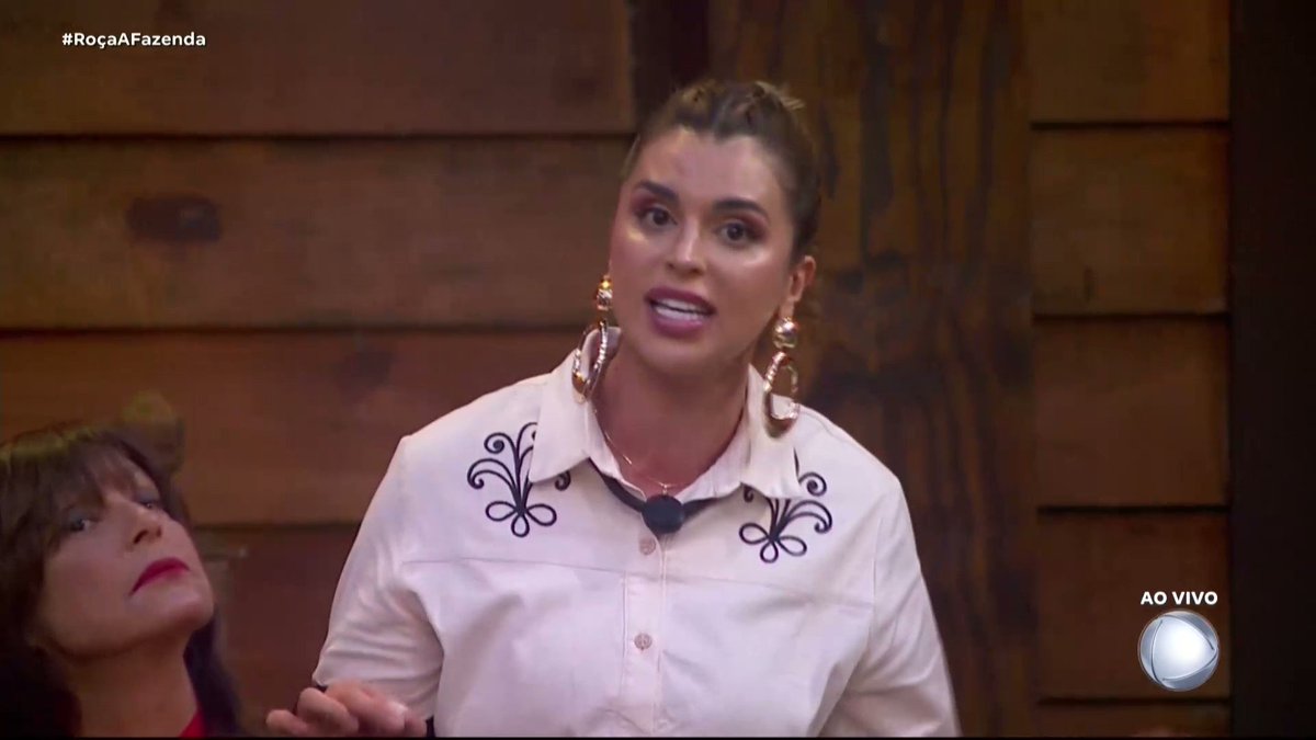 centralreality's tweet photo. A Mônica acusa as pessoas (principalmente as mulheres) de serem o que ela é... ela acha que tá jogando horrores e que faz um monte, né? Adora dizer que o povo não faz nada #RoçaAFazenda https://t.co/JMCdJuFBcT