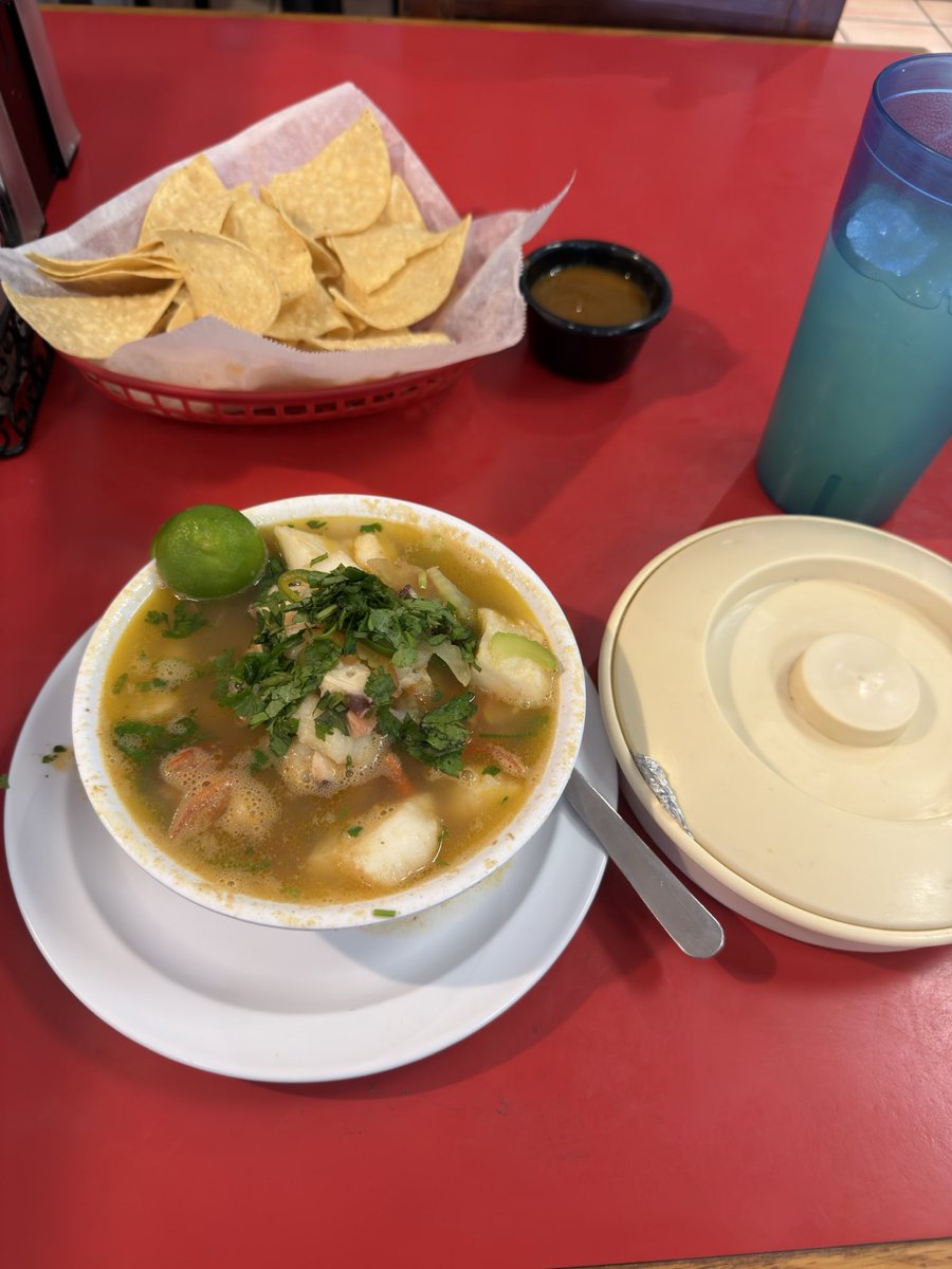 goldenboy7991's tweet photo. DL Mexican Trade had me dressing up, going to church, watching football, and sending him lunch pictures for 3 months just to hit me with the “I found someone I feel more attracted to” 😀 https://t.co/wygexyY9EC