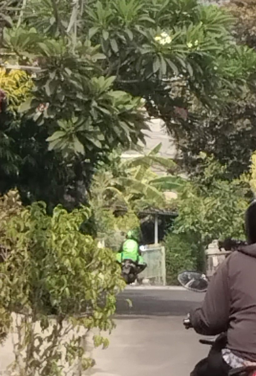cikuspace's tweet photo. wdym 10 menit nungguin dia muter-muter ga bisa baca maps, pas udh di depan mata cancel trus muter balik wkwk https://t.co/QSCDWiZLfi