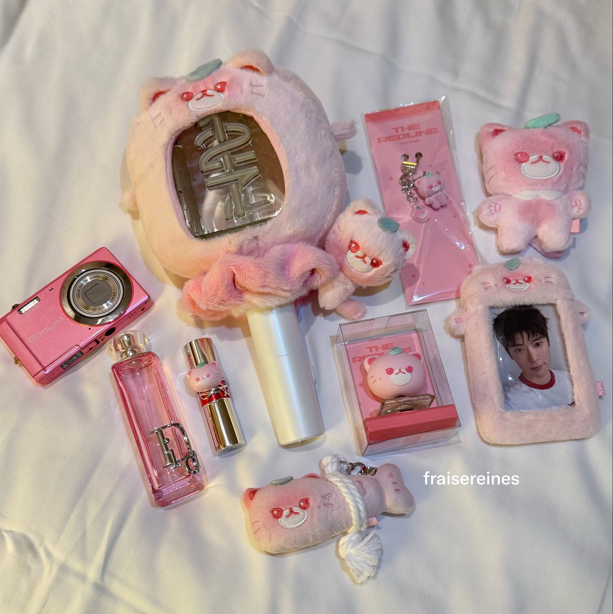 fraisereines's tweet photo. Pinky https://t.co/qo4ZThfq1S