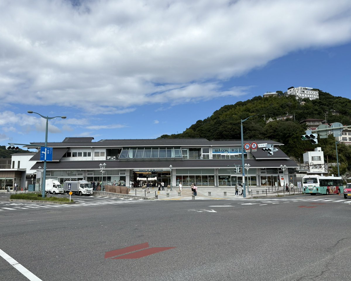 V1Kj4's tweet photo. #駅訪問.96.尾道駅(おのみち)
広島県、山陽本線の駅。
駅舎を出れば海🌊に造船所?反対向けば山があり
ロープウェイ🚡で展望台で景色を一望できたり、
尾道ラーメン🍜やグルメもあって今度またじっくり観光したいなと思いました!!
#訪問シリーズ.#尾道駅.#尾道.#鉄道.#電車.
#広島県.#227系.#urara https://t.co/OwX5dpU185