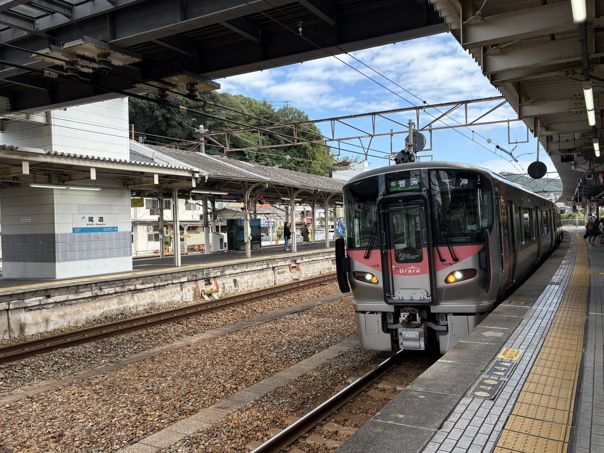 V1Kj4's tweet photo. #駅訪問.96.尾道駅(おのみち)
広島県、山陽本線の駅。
駅舎を出れば海🌊に造船所?反対向けば山があり
ロープウェイ🚡で展望台で景色を一望できたり、
尾道ラーメン🍜やグルメもあって今度またじっくり観光したいなと思いました!!
#訪問シリーズ.#尾道駅.#尾道.#鉄道.#電車.
#広島県.#227系.#urara https://t.co/OwX5dpU185