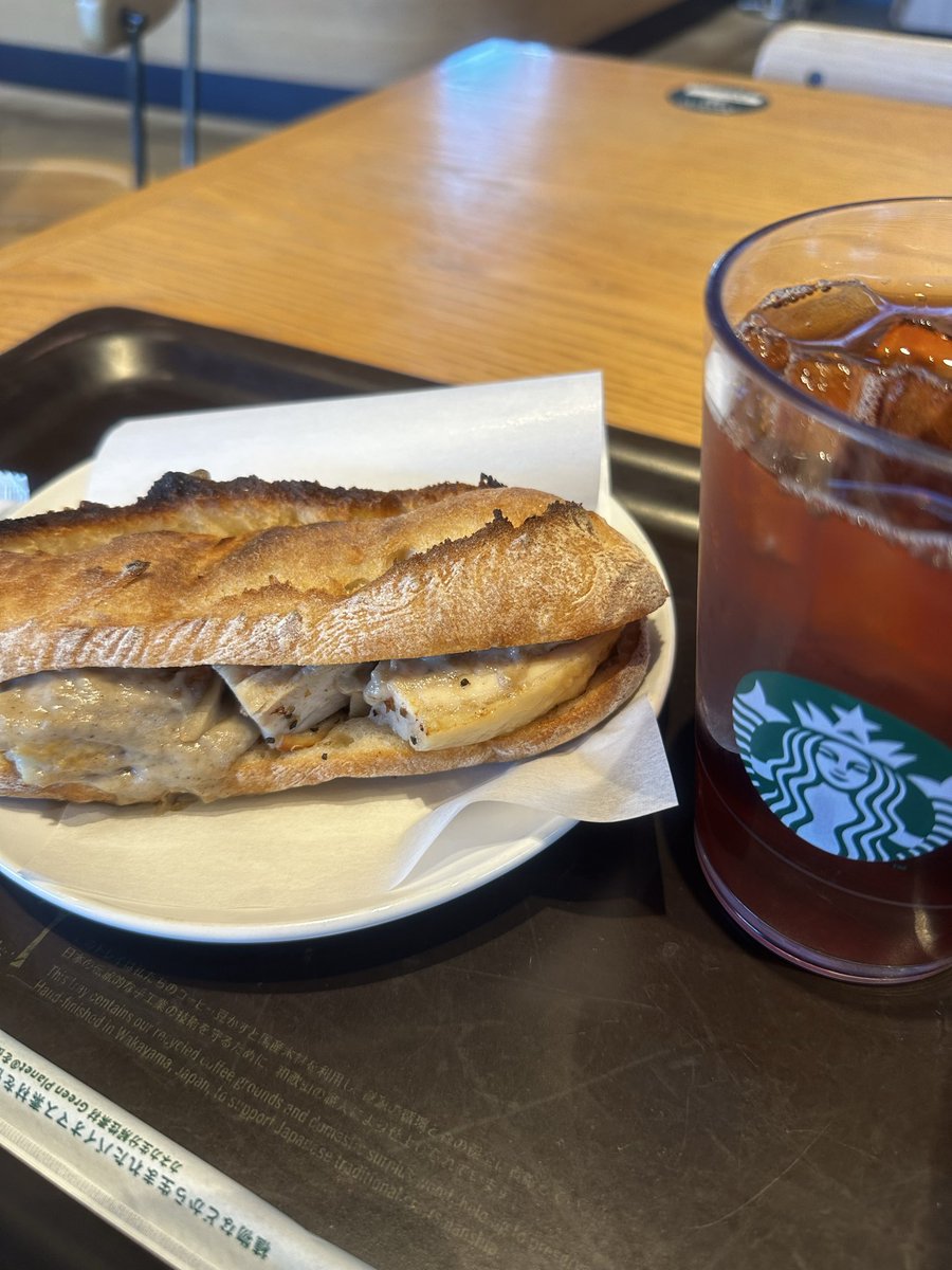 isonogatsuo's tweet photo. モーニングスターバックス

キノコと鶏肉のパン
なんなんこれ？めちゃくちゃうまい！
キノコの風味がすんごい！
リピ確定や！ https://t.co/oZb1ydyaD1