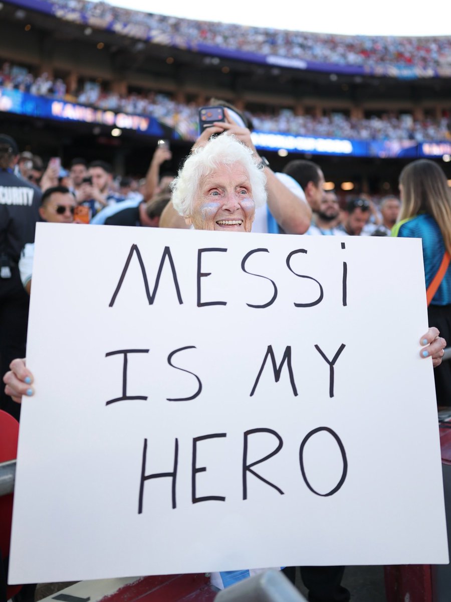 xtawaq's tweet photo. MESSI IS MY HERO #MessiAdiós https://t.co/DvD57kTEOr