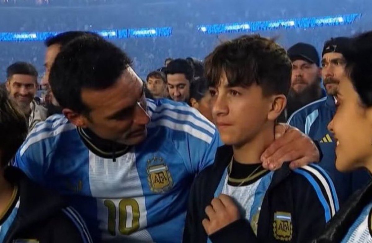 UnReTuit's tweet photo. Scaloni preguntándole a Thiago Messi si está para jugar el próximo mundial https://t.co/Ii2NM6Fw06