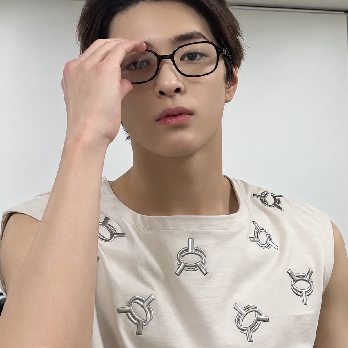 tetecoidezinha's tweet photo. PLEASE burn all the contact lenses https://t.co/UvLEZ62UG7