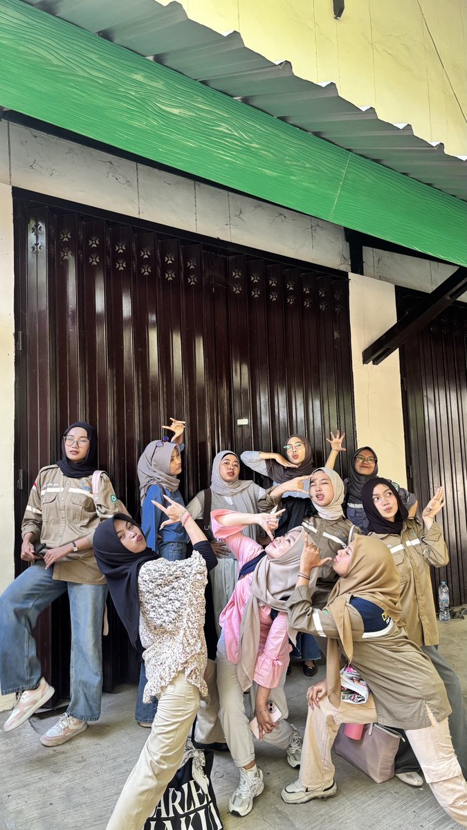 ninivninii's tweet photo. terakhir foto semester 3 (slide 1&amp;2), fto bareng lagi semester 7 (slide 3&amp;4) https://t.co/EZqDaSMXEO