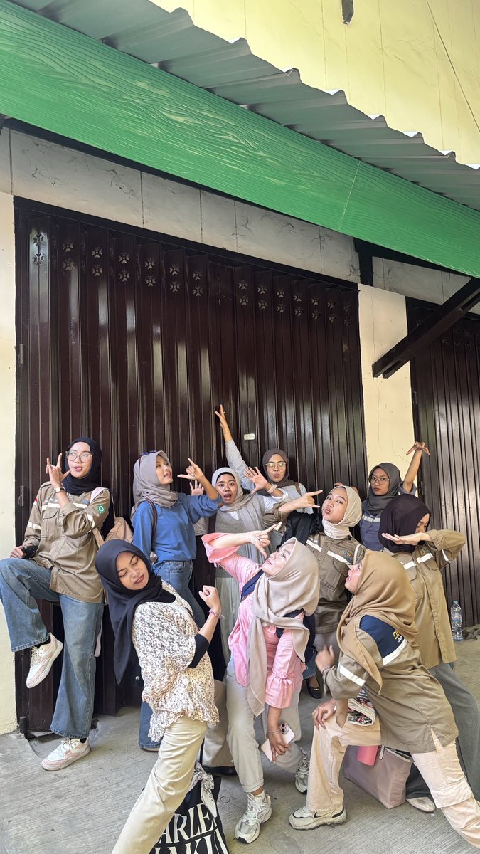 ninivninii's tweet photo. terakhir foto semester 3 (slide 1&amp;2), fto bareng lagi semester 7 (slide 3&amp;4) https://t.co/EZqDaSMXEO
