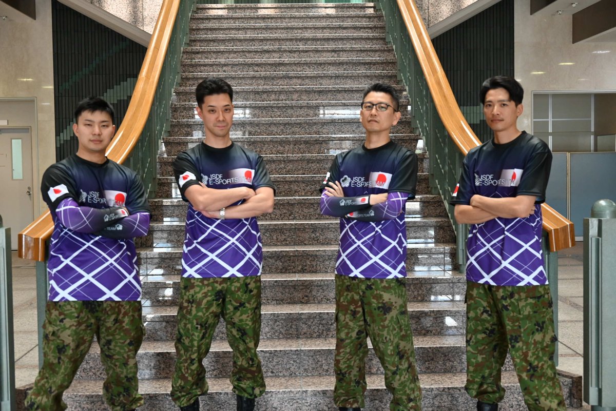 JGSDF_MA_pr's tweet photo. 🎮ｅスポーツ × 自衛隊🎮

中部方面隊の隊員４名は、１０月６日、英国国防省が主催する第１回国際防衛ｅスポーツ大会（ＩＤＥＧ２６）への参加に伴い、方面総監に対して出国報告を行いました。
ｅスポーツ競技を通じて、デジタル・サイバー技能の向上と各国との友好関係の強化を図って参ります。

【ＩＤ���Ｅ２６（International Defense Esports Games 2026）】
本大会は、現代戦に必要不可欠なデジタル・サイバー技能を強化するため、ＦＰＶドローンによるレース対戦など世界的に人気の高いｅスポーツ競技を活用して、未来のデジタル・サイバー人材を育成するとともに、国際的なパートナー国間の従来の境界を越えた協力関係の構築を目的として、英国サンダーランド（National Esports Arena）にて１０月８～１１日、開催されます。

【参加国】
🇨🇦 カナダ、🇫🇷 フランス、🇯🇵 日本、🇳🇱 オランダ、🇷🇴 ルーマニア、🇸🇦 サウジアラビア、🇸🇰 スロバキア、🇱🇰 スリランカ、🇬🇧 英国、🇺🇸 米国
#陸上自衛隊 #中部方面隊 #ｅスポーツ #ＩＤＥＧ２６