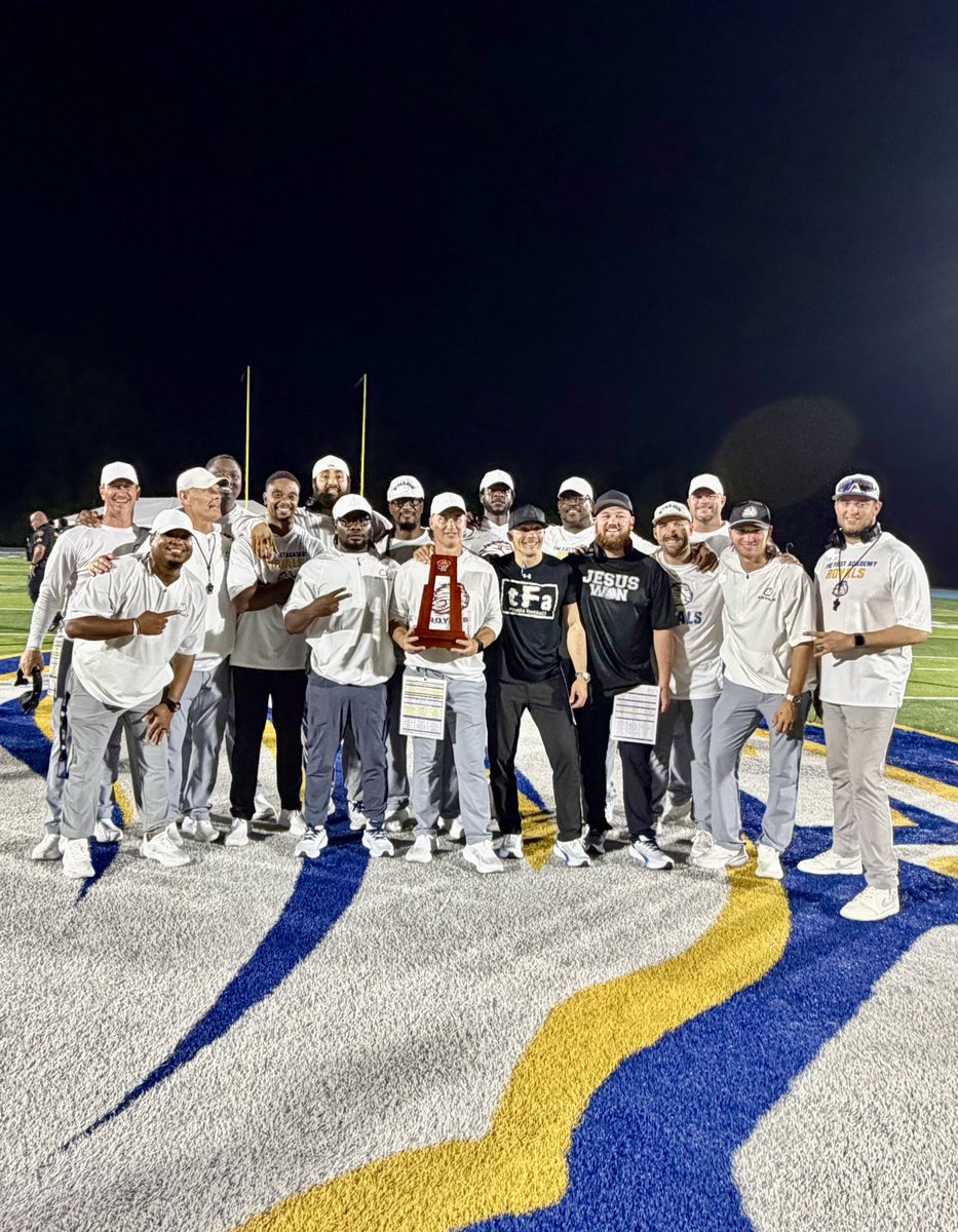 Royals__FB's tweet photo. Happy National Coaches Day 🏈🦁🙏
@JeffConawayTFA
@Coach_JGill
@MoffettMan9
@QBTucker
@ChrisR_Bryant
@cmitchell2284
@chadmavety55
@thejaredcrews
@Coach_LBennett
@CoachStClair
@JoivanJimenez
#B4B
#NationalCoachesDay https://t.co/Hr1ObSH7hl