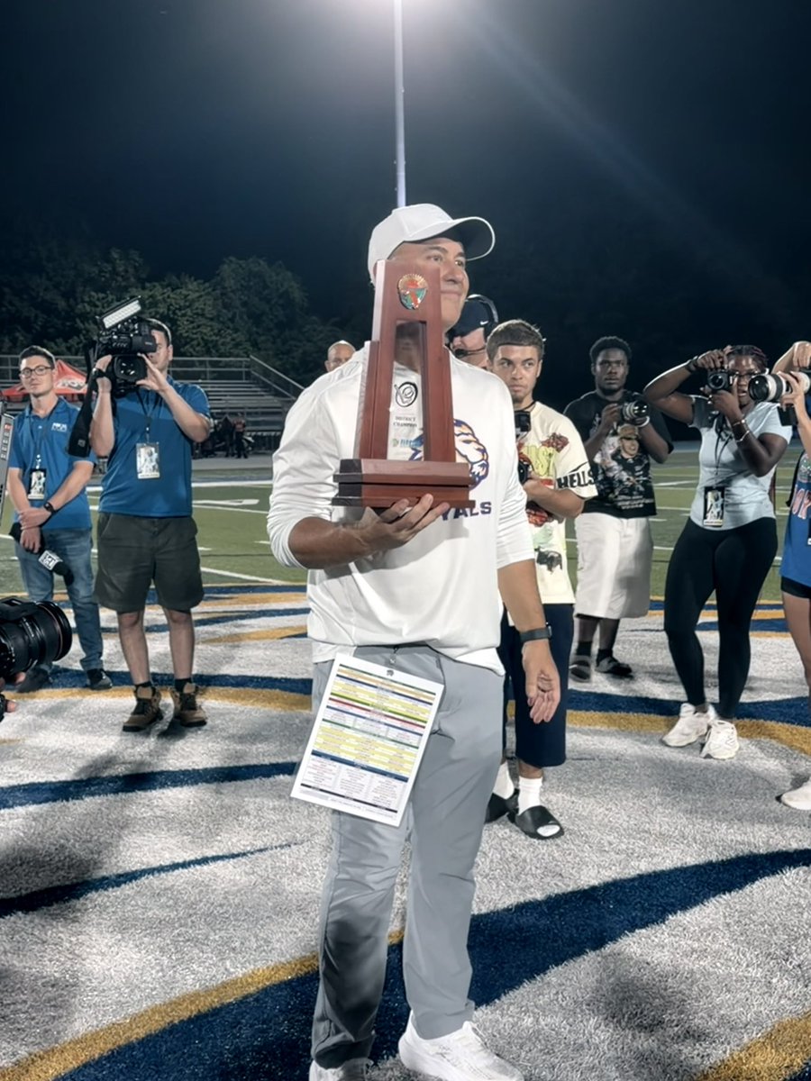 Royals__FB's tweet photo. Happy National Coaches Day 🏈🦁🙏
@JeffConawayTFA
@Coach_JGill
@MoffettMan9
@QBTucker
@ChrisR_Bryant
@cmitchell2284
@chadmavety55
@thejaredcrews
@Coach_LBennett
@CoachStClair
@JoivanJimenez
#B4B
#NationalCoachesDay https://t.co/Hr1ObSH7hl