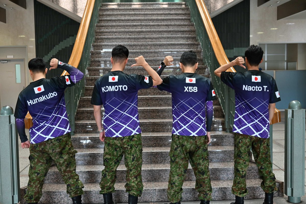 JGSDF_MA_pr's tweet photo. 🎮ｅスポーツ × 自衛隊🎮

中部方面隊の隊員４名は、１０月６日、英国国防省が主催する第１回国際防衛ｅスポーツ大会（ＩＤＥＧ２６）への参加に伴い、方面総監に対して出国報告を行いました。
ｅスポーツ競技を通じて、デジタル・サイバー技能の向上と各国との友好関係の強化を図って参ります。

【ＩＤ���Ｅ２６（International Defense Esports Games 2026）】
本大会は、現代戦に必要不可欠なデジタル・サイバー技能を強化するため、ＦＰＶドローンによるレース対戦など世界的に人気の高いｅスポーツ競技を活用して、未来のデジタル・サイバー人材を育成するとともに、国際的なパートナー国間の従来の境界を越えた協力関係の構築を目的として、英国サンダーランド（National Esports Arena）にて１０月８～１１日、開催されます。

【参加国】
🇨🇦 カナダ、🇫🇷 フランス、🇯🇵 日本、🇳🇱 オランダ、🇷🇴 ルーマニア、🇸🇦 サウジアラビア、🇸🇰 スロバキア、🇱🇰 スリランカ、🇬🇧 英国、🇺🇸 米国
#陸上自衛隊 #中部方面隊 #ｅスポーツ #ＩＤＥＧ２６