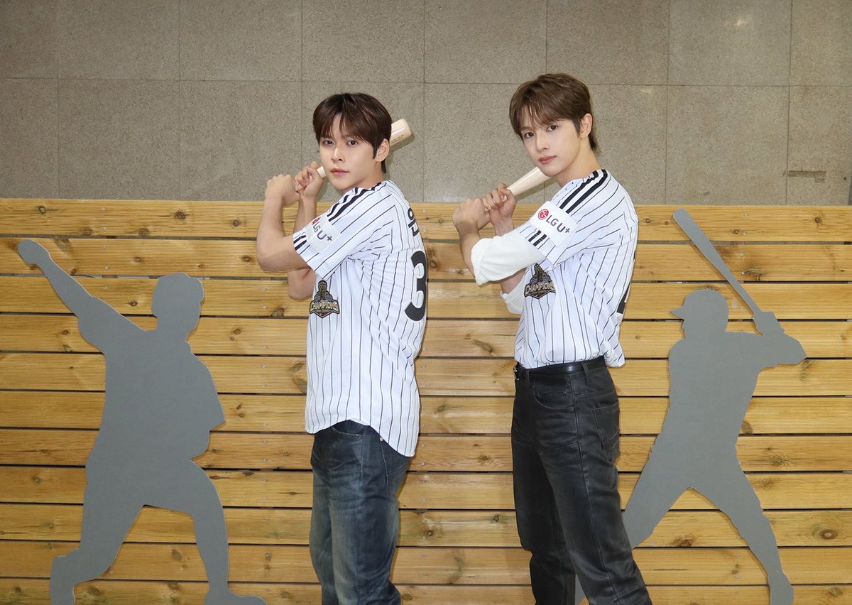 RIIZE_official's tweet photo. 라이즈 성찬·은석, LG트윈스의 ‘승리 요정’ 등극! 국내 첫 시구·시타 화제
‘훈훈한 비주얼’ 유니폼 착장 & ‘동갑내기 절친’ 케미스트리 눈길
“재밌었다는 말로는 다 표현할 수 없어, 잠실야구장 분위기 잊지 못할 것”

https://t.co/EHYfR1JVmU

#RIIZE #라이즈
#EUNSEOK #은석 
#SUNGCHAN #성찬 
#RISEandREALIZE 
#LGTWINS