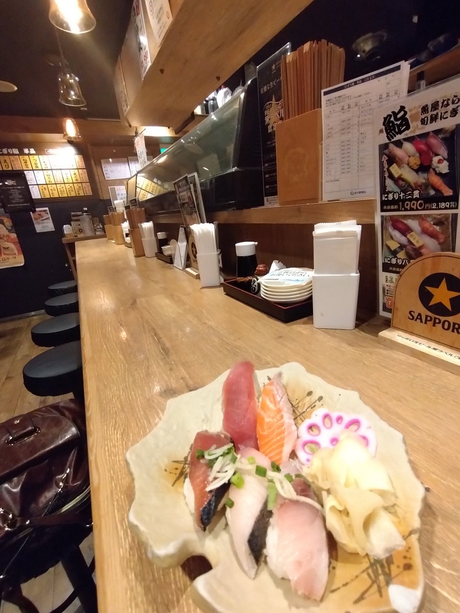 3sternchen's tweet photo. 勝手知ったる駅構内
助か��〜💕

とりあえずサクッと
お寿司5貫🙏 https://t.co/VRw40oxUzN