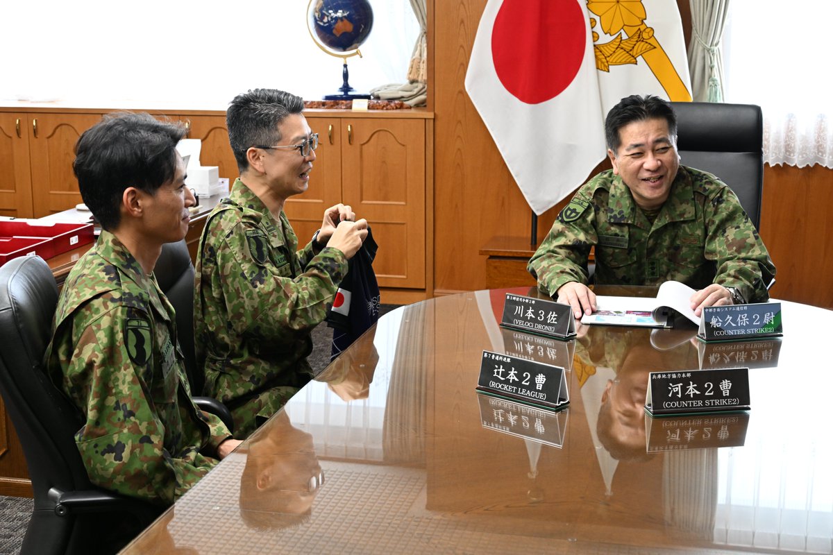 JGSDF_MA_pr's tweet photo. 🎮ｅスポーツ × 自衛隊🎮

中部方面隊の隊員４名は、１０月６日、英国国防省が主催する第１回国際防衛ｅスポーツ大会（ＩＤＥＧ２６）への参加に伴い、方面総監に対して出国報告を行いました。
ｅスポーツ競技を通じて、デジタル・サイバー技能の向上と各国との友好関係の強化を図って参ります。

【ＩＤ���Ｅ２６（International Defense Esports Games 2026）】
本大会は、現代戦に必要不可欠なデジタル・サイバー技能を強化するため、ＦＰＶドローンによるレース対戦など世界的に人気の高いｅスポーツ競技を活用して、未来のデジタル・サイバー人材を育成するとともに、国際的なパートナー国間の従来の境界を越えた協力関係の構築を目的として、英国サンダーランド（National Esports Arena）にて１０月８～１１日、開催されます。

【参加国】
🇨🇦 カナダ、🇫🇷 フランス、🇯🇵 日本、🇳🇱 オランダ、🇷🇴 ルーマニア、🇸🇦 サウジアラビア、🇸🇰 スロバキア、🇱🇰 スリランカ、🇬🇧 英国、🇺🇸 米国
#陸上自衛隊 #中部方面隊 #ｅスポーツ #ＩＤＥＧ２６