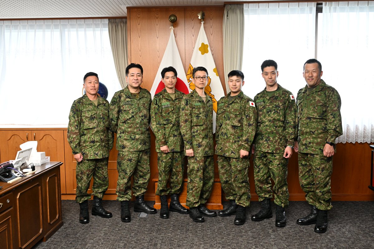 JGSDF_MA_pr's tweet photo. 🎮ｅスポーツ × 自衛隊🎮

中部方面隊の隊員４名は、１０月６日、英国国防省が主催する第１回国際防衛ｅスポーツ大会（ＩＤＥＧ２６）への参加に伴い、方面総監に対して出国報告を行いました。
ｅスポーツ競技を通じて、デジタル・サイバー技能の向上と各国との友好関係の強化を図って参ります。

【ＩＤ���Ｅ２６（International Defense Esports Games 2026）】
本大会は、現代戦に必要不可欠なデジタル・サイバー技能を強化するため、ＦＰＶドローンによるレース対戦など世界的に人気の高いｅスポーツ競技を活用して、未来のデジタル・サイバー人材を育成するとともに、国際的なパートナー国間の従来の境界を越えた協力関係の構築を目的として、英国サンダーランド（National Esports Arena）にて１０月８～１１日、開催されます。

【参加国】
🇨🇦 カナダ、🇫🇷 フランス、🇯🇵 日本、🇳🇱 オランダ、🇷🇴 ルーマニア、🇸🇦 サウジアラビア、🇸🇰 スロバキア、🇱🇰 スリランカ、🇬🇧 英国、🇺🇸 米国
#陸上自衛隊 #中部方面隊 #ｅスポーツ #ＩＤＥＧ２６