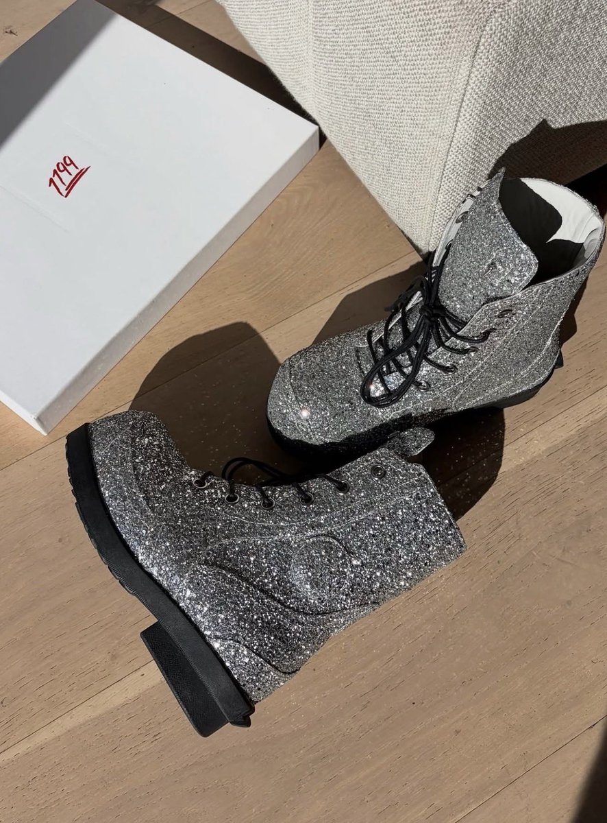 Polar_BAM's tweet photo. 1199 X @kencarson GLITTER BOOTS https://t.co/IuvGHaZVW1