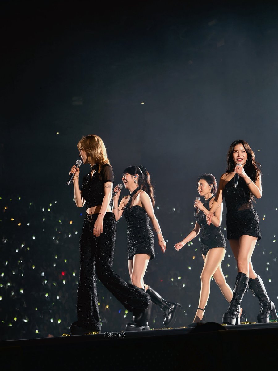 PaboYongsun's tweet photo. four goddesses glowing on the stage https://t.co/gmr25wdPZf