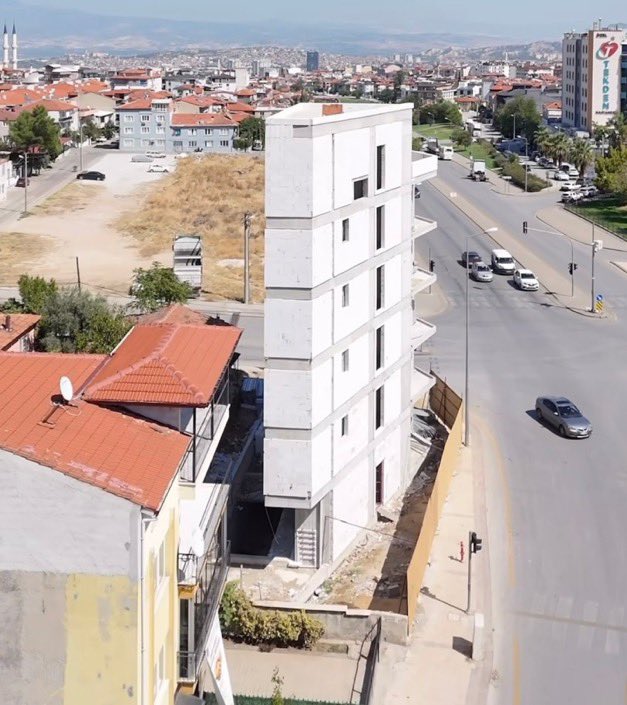 metropolmedya_'s tweet photo. Denizli'de enine gitmek yerine dikine giden bina tasarımı dikkat çekti: https://t.co/qWtlaf7rb3