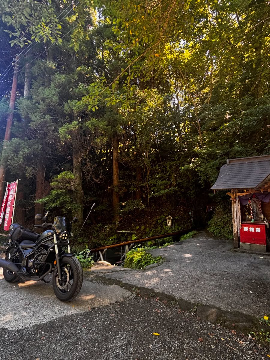 1776Bingo1976's tweet photo. レブル君と、思い出の場所へ🏍️🌿

初めてここへ来た日のことを思い出しながら、
変わらない景色にちょっと嬉しくなりました☺️
滝の不動尊では湧き水でひと休み。
きれいな水の中を泳ぐ鯉にも癒された✨

やっぱりバイクで走る時間っていいな。
まだまだ寄り道は続きます���
#レブル250
#レブル乗り https://t.co/dMuIY6gdTo