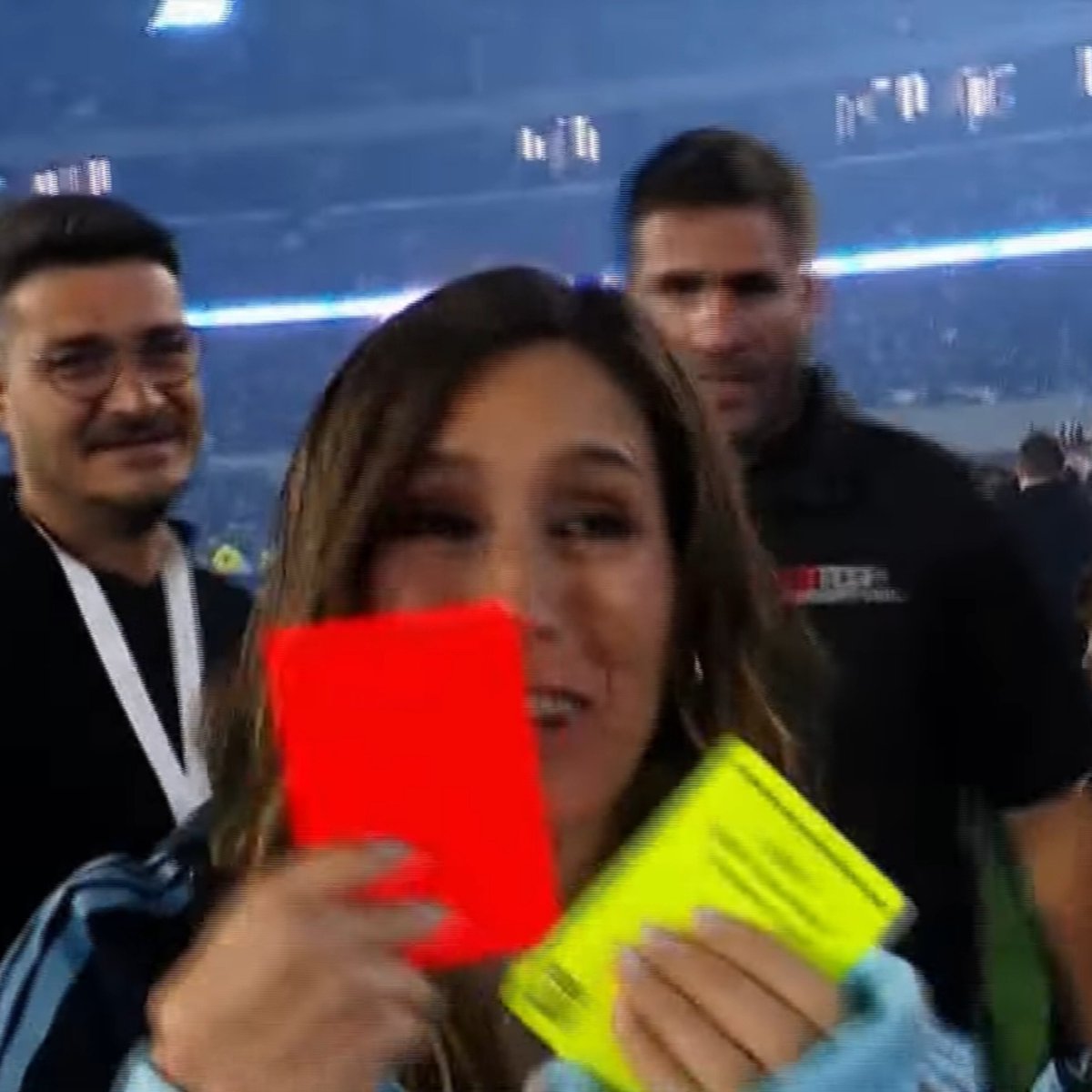 humanosdestafe's tweet photo. JAJAJ LA SOLE SE MANOTEO LAS TARJETAS https://t.co/25OD5rEltl