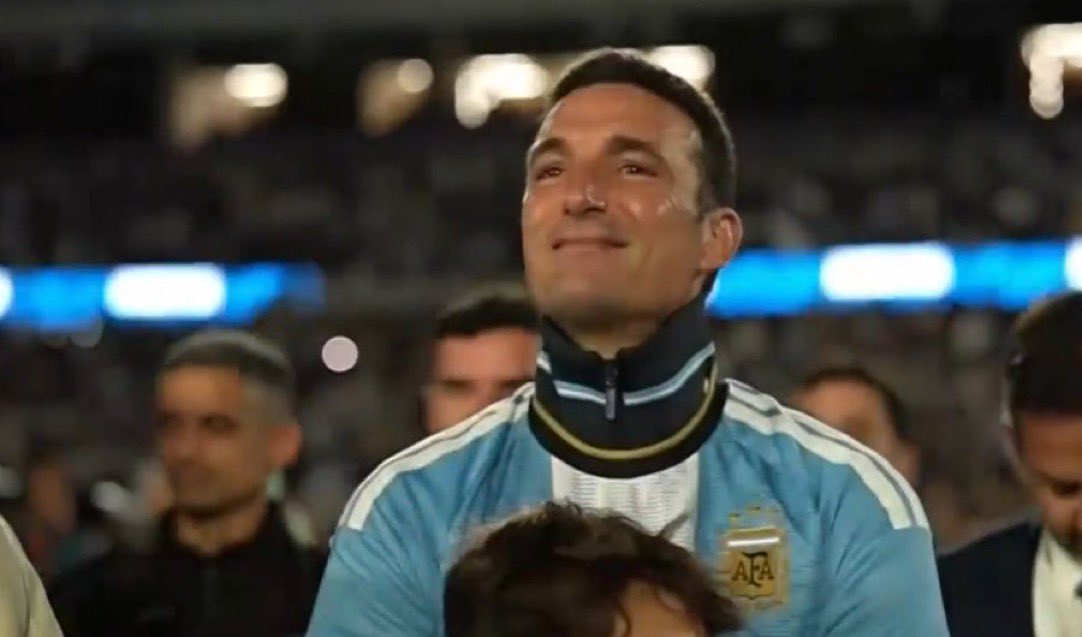 mikewaykicks's tweet photo. Coach 📸 - Scaloni during Messi's speech. https://t.co/3549tsG5OM