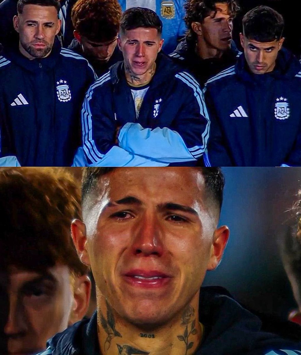 FrancoEG7's tweet photo. Enzo Fernández representa a esa generación de pibitos que se cansó de defender a Messi en discusiones con sus familias o compañeritos de escuela. Enzo representa el sueño del pibe total. El que lo defendió a capa y espada como hincha y después como compañero. https://t.co/pF6ZNSsiaQ