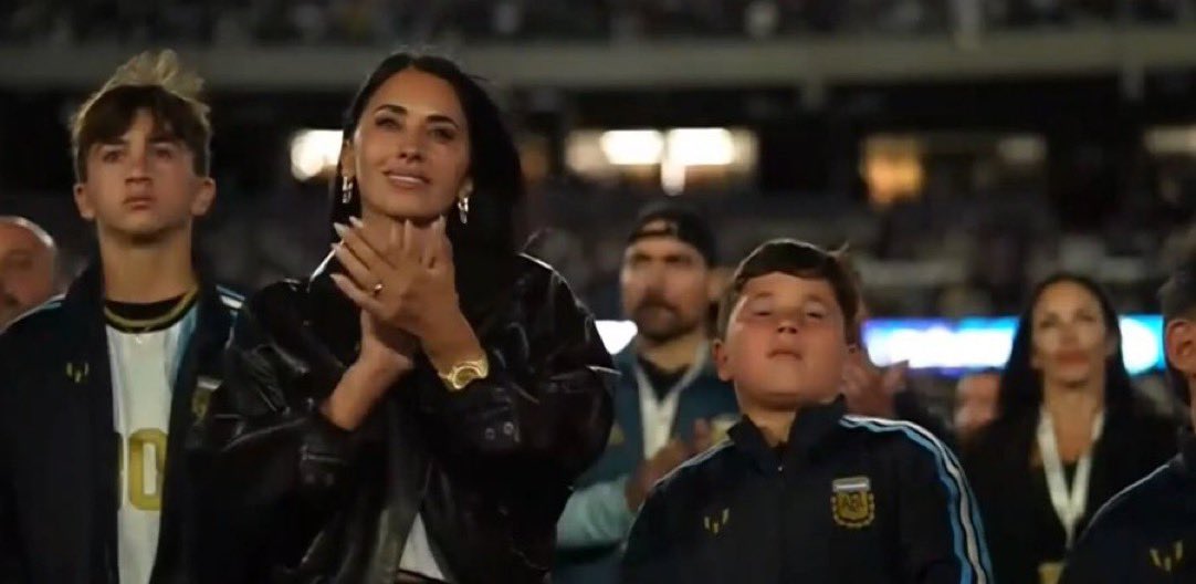 mikewaykicks's tweet photo. 📸 - Messi's family during the speech. https://t.co/0Ix7yv3ZY9