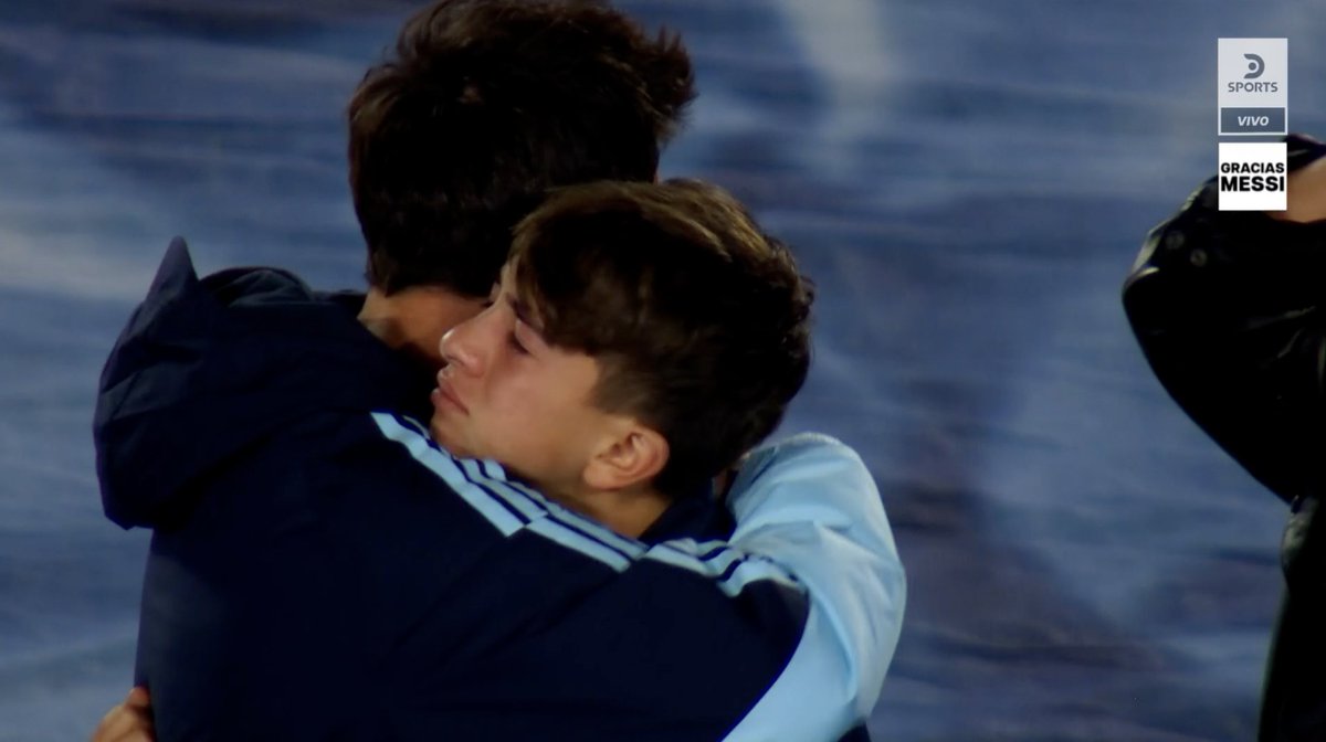 pasefiltradope's tweet photo. Thiago Messi, llorando y siendo abrazado por su padre, Lionel. Qué imagen. https://t.co/fjiIJhsKQU