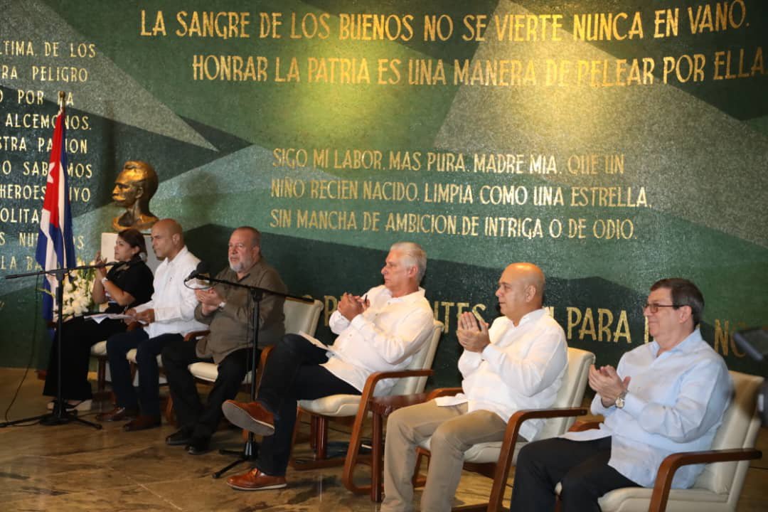 GHNordelo5's tweet photo. Hoy acompañamos a nuestro Presidente @DiazCanelB en la peregrinación por el 50 aniversario del crimen de Barbados, y  en el encuentro con familiares de las víctimas del terrorismo contra nuestro pueblo.
#Cuba #CDRCuba #TenemosMemoria #CubaNoEsUnaAmenaza https://t.co/dPw8YLBvEW