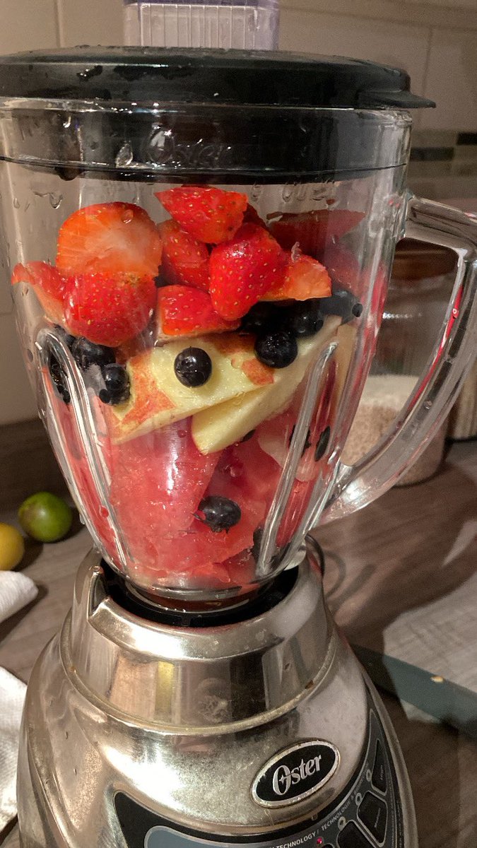 Jjunziee's tweet photo. Il est 22h &amp; je fais un smoothie pcq je suis une #youngho https://t.co/gVBWVXJavO
