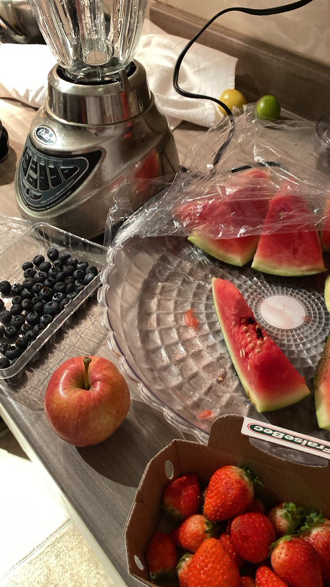 Jjunziee's tweet photo. Il est 22h &amp; je fais un smoothie pcq je suis une #youngho https://t.co/gVBWVXJavO