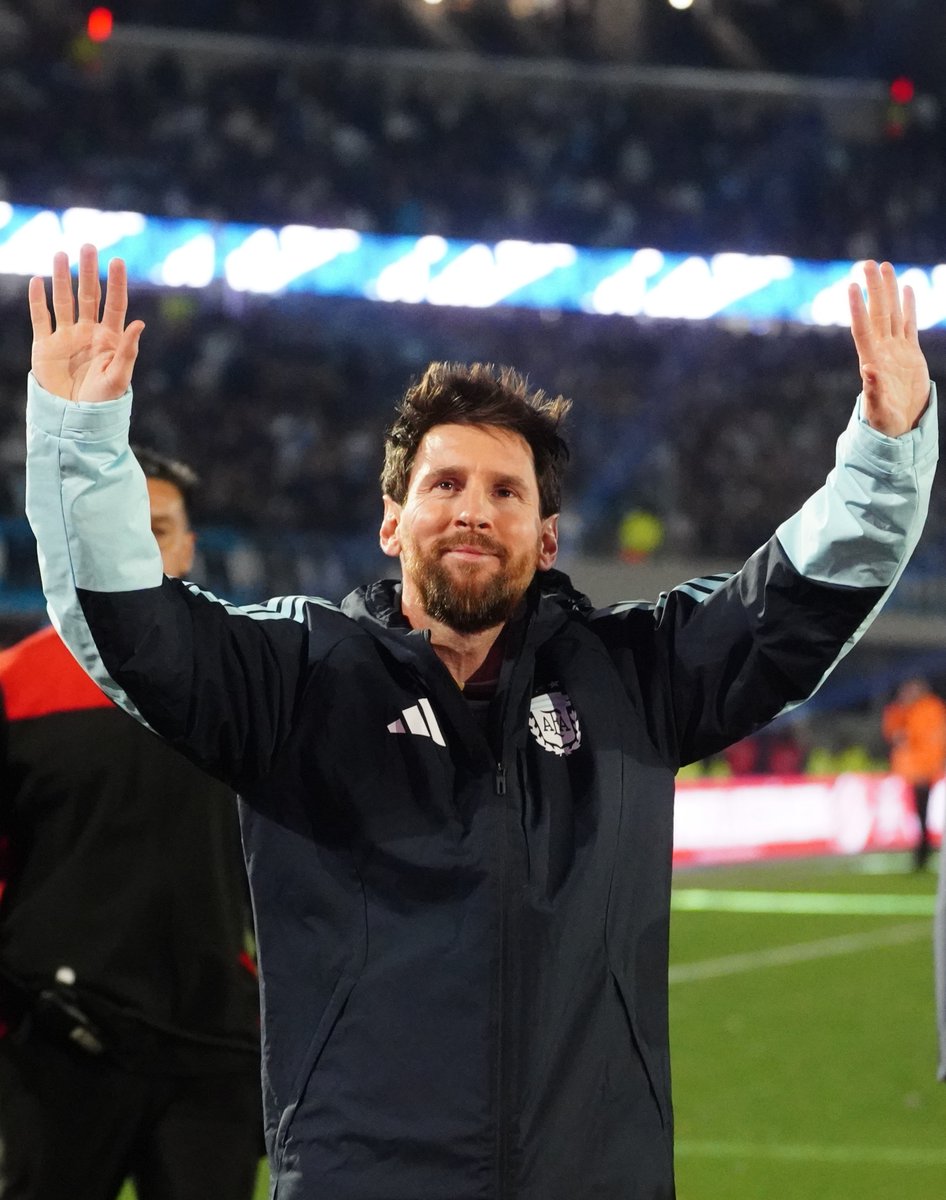 clarincom's tweet photo. LA DESPEDIDA DEL ÍDOLO

Messi tuvo un adiós a la Selección repleto de emociones: gol, abrazos y ovación inolvidable.

(+) en Clarín: https://t.co/cNaFFSwbxd