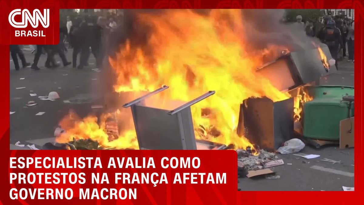 A CNN Brasil graphic shows a street engulfed in flames with overturned and burning debris, accompanied by the headline "ESPECIALISTA AVALIA COMO PROTESTOS NA FRANÇA AFETAM GOVERNO MACRON," relating to a new wave of protests affecting the Macron government.